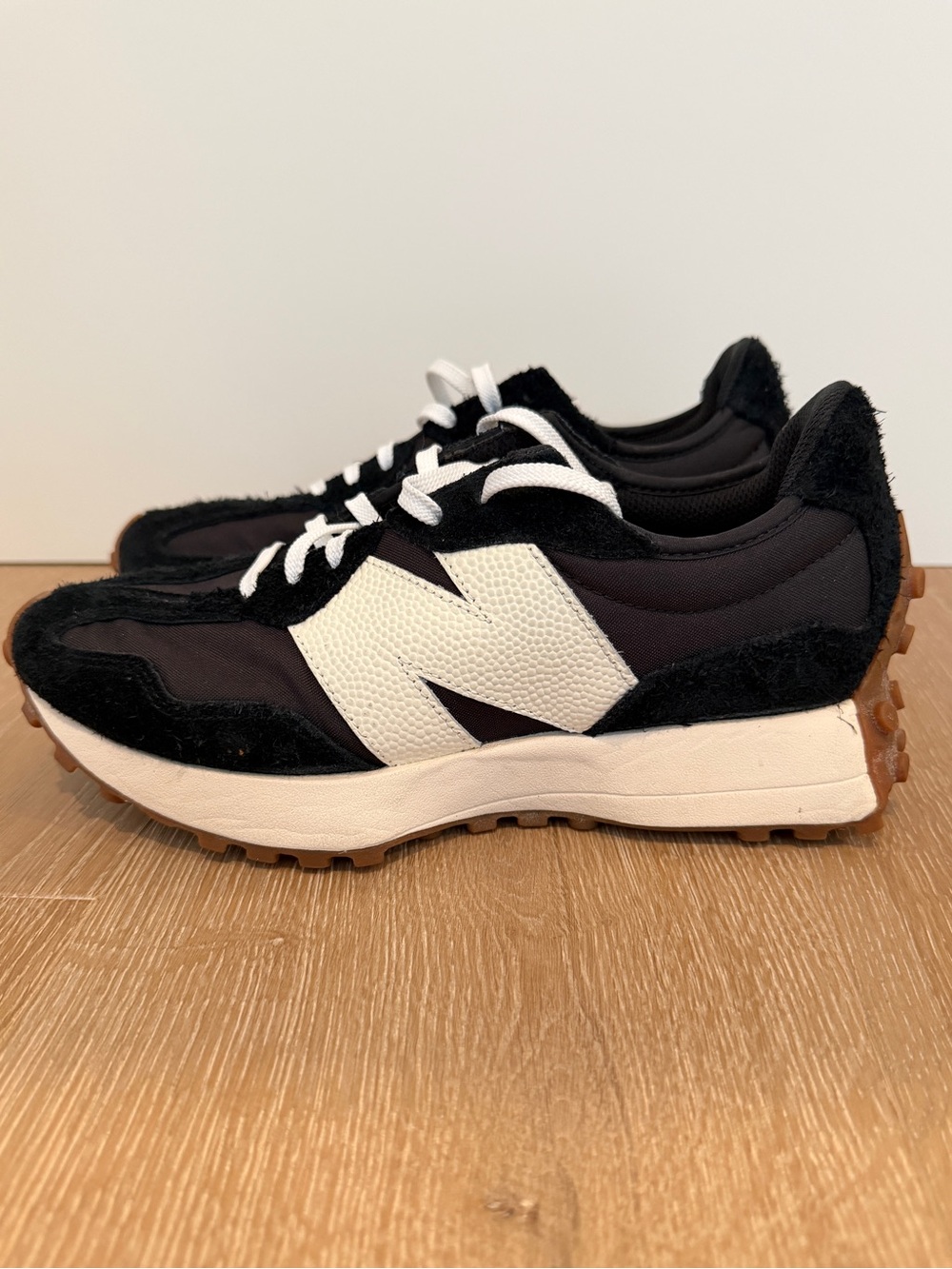 New Balance 327 Sneakers Size 9; Black/White - Picture 5 of 13
